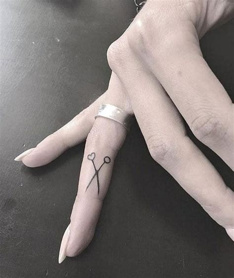 Tatuaggi Sulle Dita Davvero Fini Da Cui Trarre Ispirazione