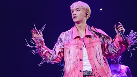 Potret Aksi Panggung Lay Zhang EXO Sukses Gelar Fanmeeting Gratis Di