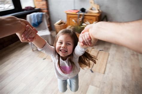 Heureux Père De Famille Aimant Et Sa Fille Enfant Fille Jouant Ensemble