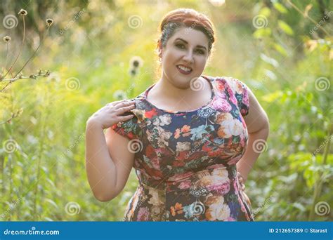 Modelo Feliz E Tamanho Em Vestido Floral Ao Ar Livre Linda Mulher Gorda