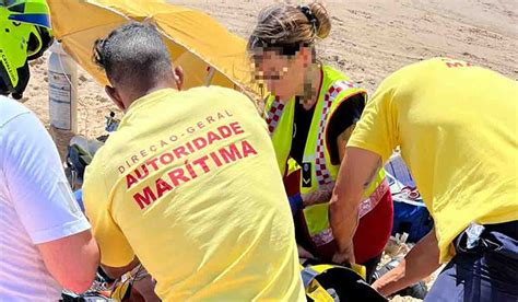 Faro Homem Em Paragem Cardiorrespirat Ria Foi Auxiliado Na Praia Da