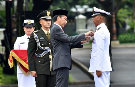 Presiden Jokowi Anugerahkan Tanda Kehormatan Kepada 3 Prajurit Di HUT