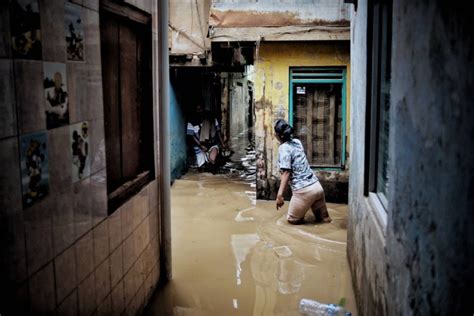 Permukiman Di Kampung Melayu Banjir Hingga Meter