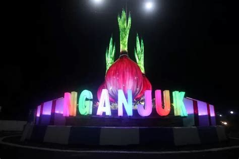 Tugu Brambang Memesona saat Malam - Radar Kediri