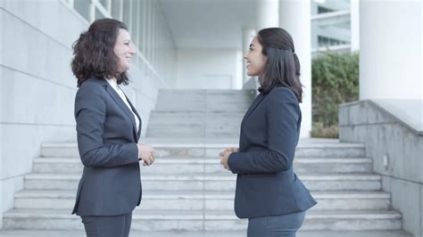 Vídeo Premium Vista lateral de dos amigas colegas de oficina en