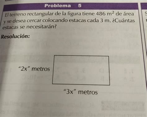 El terreno rectangular de la figura tiene 486m² de área y se desea