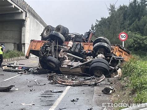 快訊／西濱快聯結車翻落高架橋！車體嚴重變形 駕駛搶救不治 Ettoday社會新聞 Ettoday新聞雲