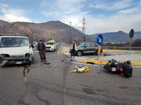 Frangart Scooter Prallt Bei Mebo Einfahrt Gegen Kleinlaster S Dtirol