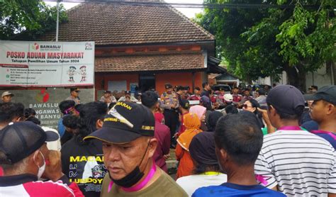 Puluhan Massa Geruduk Kantor Bawaslu Banyuwangi Tuntut Bongkar