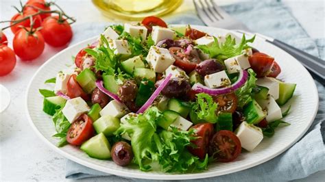 Cena Ligera Disfruta De Una Deliciosa Ensalada De Pollo Estilo