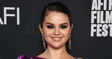 Selena Gomez Shouts Shes Single In New Tiktok Video Confirming