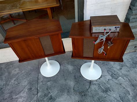 Pair Of Mid Century Modern Bose 901 Speakers Saarinen Tulip Bases And
