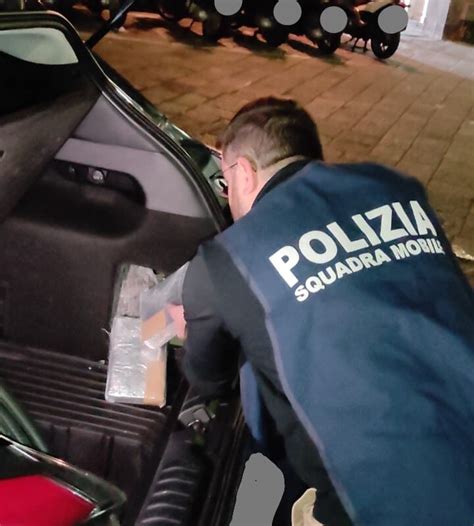 In Calabria Per Acquistare La Droga Arrestati A Catania Con Due Chili