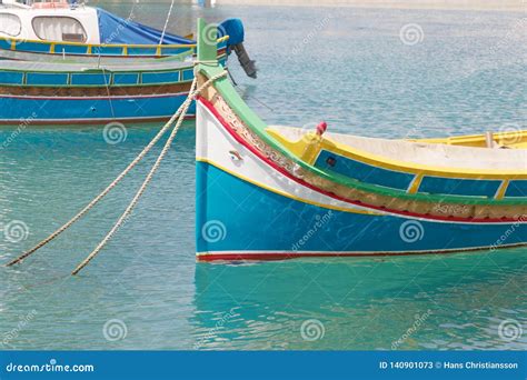 Coloridos Barcos De Pesca Tradicionales En El Puerto De Malta Imagen De