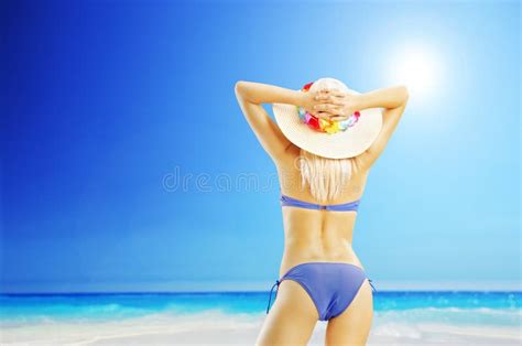 Attraktive Blonde Frau Im Bikini Auf Einem Strand Stockbild Bild Von