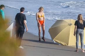 Amber Valletta Poses In A Bikini With A Big Umbrella In The Shores On The Beach In Malibu AZNude