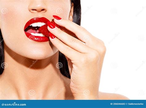 Femme Sexy Avec Les Lèvres Rouges Qui Mange De La Fraise Image stock