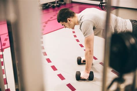 Culturista En El Gimnasio Foto Premium