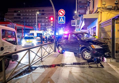 Accidente En Granada Un Coche Empotrado Contra Un Edificio En Camino