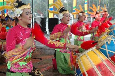 Kostum Kelompok Acara Tari Rampak Kendang Foto Latar Belakang Dan