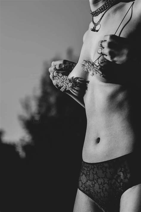 Flowers Nudes LaBeauteFeminine NUDE PICS ORG