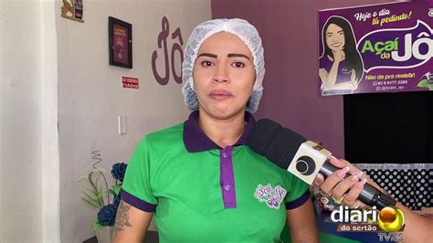 VÍDEO Emocionada vendedora de açaí em Cajazeiras faz apelo para