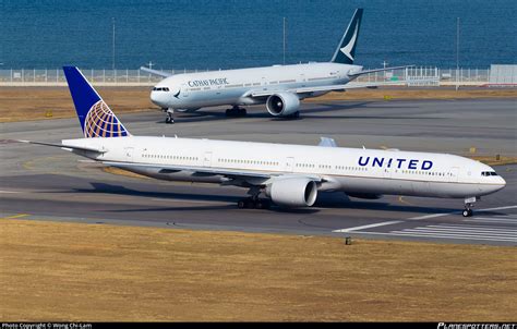 N2142U United Airlines Boeing 777 322ER Photo By Wong Chi Lam ID