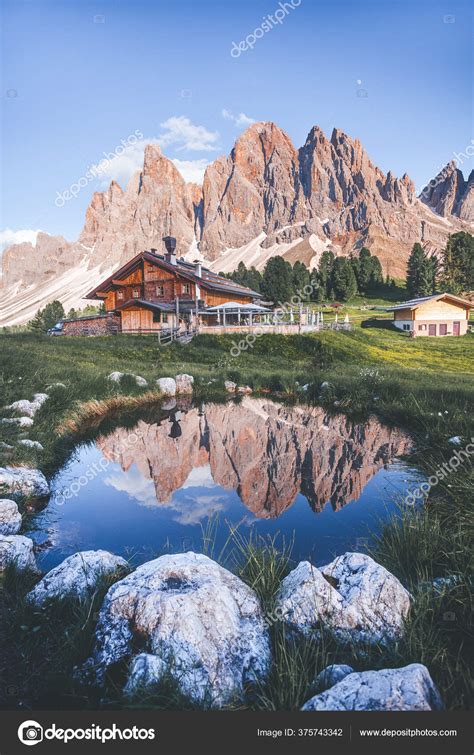 Superbe Paysage Alpin Avec Hauts Sommets Des Chalets Bois Lac Image