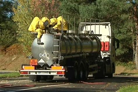 Fuite D Acide Nitrique Sur Un Camion Citerne Une Aire De L A Ferm E