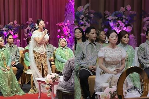 Kenakan Kebaya Putih Dewi Perssik Menangis Saat Sungkem Dengan Ibu Di