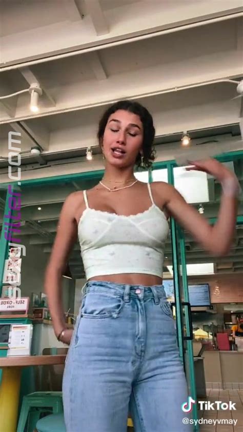 Sexy Sydney Vézina Shows Cleavage in Crop Top and Bouncing Tits sexyfilter