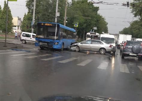 В Брянске столкнулись автобус №25 и легковушка