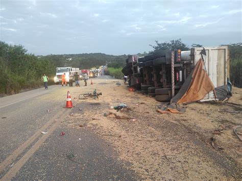 V Deo E Fotos Carreta Tomba Na Br E Ciclista Fica Ferida Em