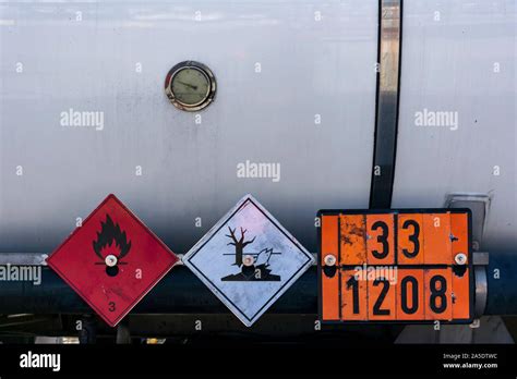 Les étiquettes et plaques avec numéro de danger sur un camion citerne