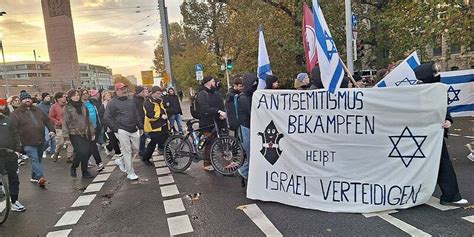 In Leipzig Sind Am Sonntag Mehrere Hundert Menschen Bei Einer Pro