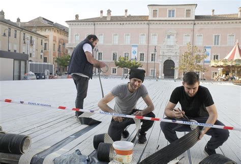 La città si accende con le luci di Natale