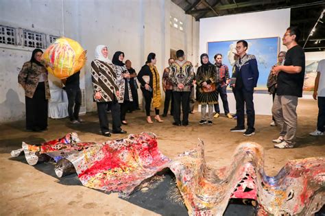 Menikmati Pameran Seni Rupa ArtOs Nusantara Gubernur Khofifah Harap