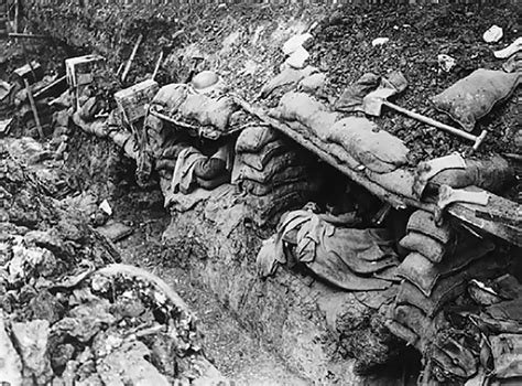 Les Soldats De Passy Sous La Pluie Et Dans La Boue Des Tranch Es