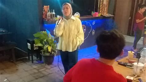 WOW SEMUA PENGUNJUNG CAFE TERPUKAU IKUT BERNYANYI KARENA SELFI