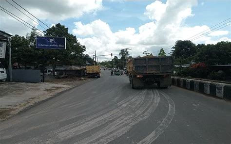 Truk Pengangkut Material Tanpa Penutup Dikeluhkan Warga