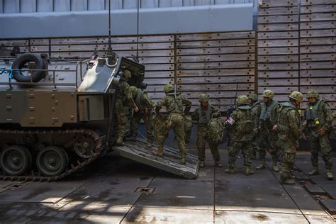 Japanese Amphibious Soldiers Hit The Beach In The Philippines With Us Marines 7th Fleet