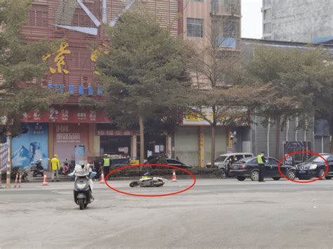 事发今早，桂平白兰路口发生车祸，电动车、小车车头都撞烂了网友