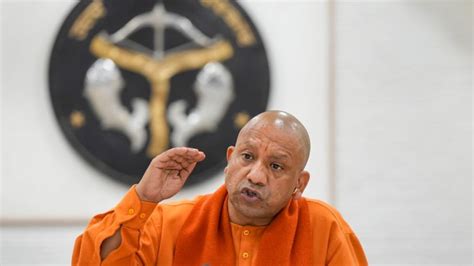 Yogi Adityanath యూపీలో త్వరలో ఆయుష్మాన్ భారత్ కార్డుల జారీ యోగీ కీలక