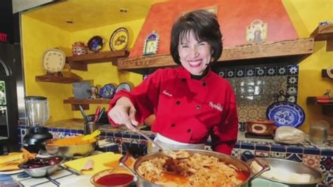 La Reina De Las Enchiladas Cocina De La Chef Mexicana Sylvia Casares