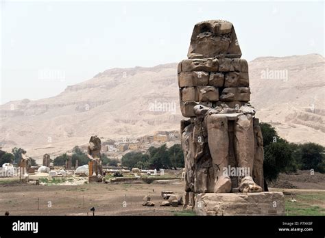 Uno De Los Colosos De Memnon Dos Enormes Estatuas De Piedra Del Fara N