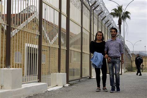 Πώς σχολίασαν μεγάλα Μέσα του εξωτερικού τον πρώτο gay γάμο κρατουμένων