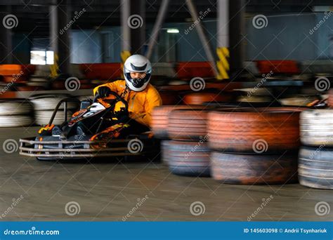 Competencia Karting Din Mica A La Velocidad Con El Movimiento Borroso