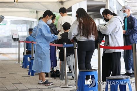 신규확진 11만5638명 재유행 감소세일평균 확진자 3주만에 10만명 밑으로