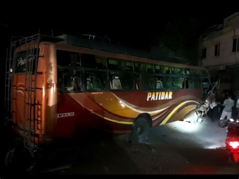 Bus And Tractor Trolley Collision In Front Of Khargones Manish Market हादसे में 4 लोग घायल