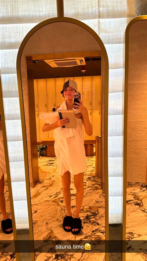 Alissa Violet's feet